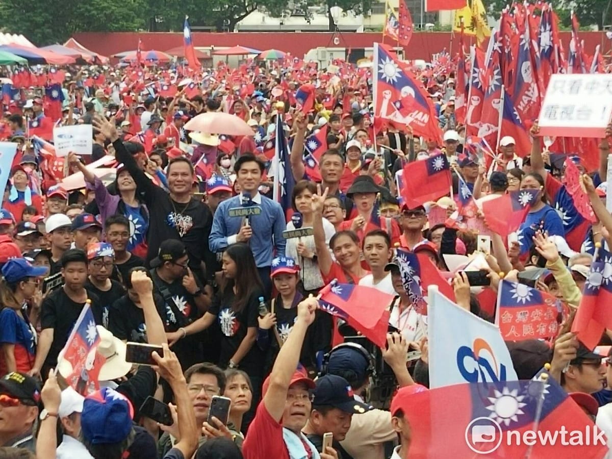 中天主播王又正在現場連線，被韓粉包圍。 圖：唐復年/攝
