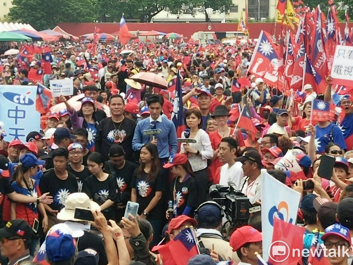 中天主播王又正被韓粉包圍。 圖：唐復年/攝