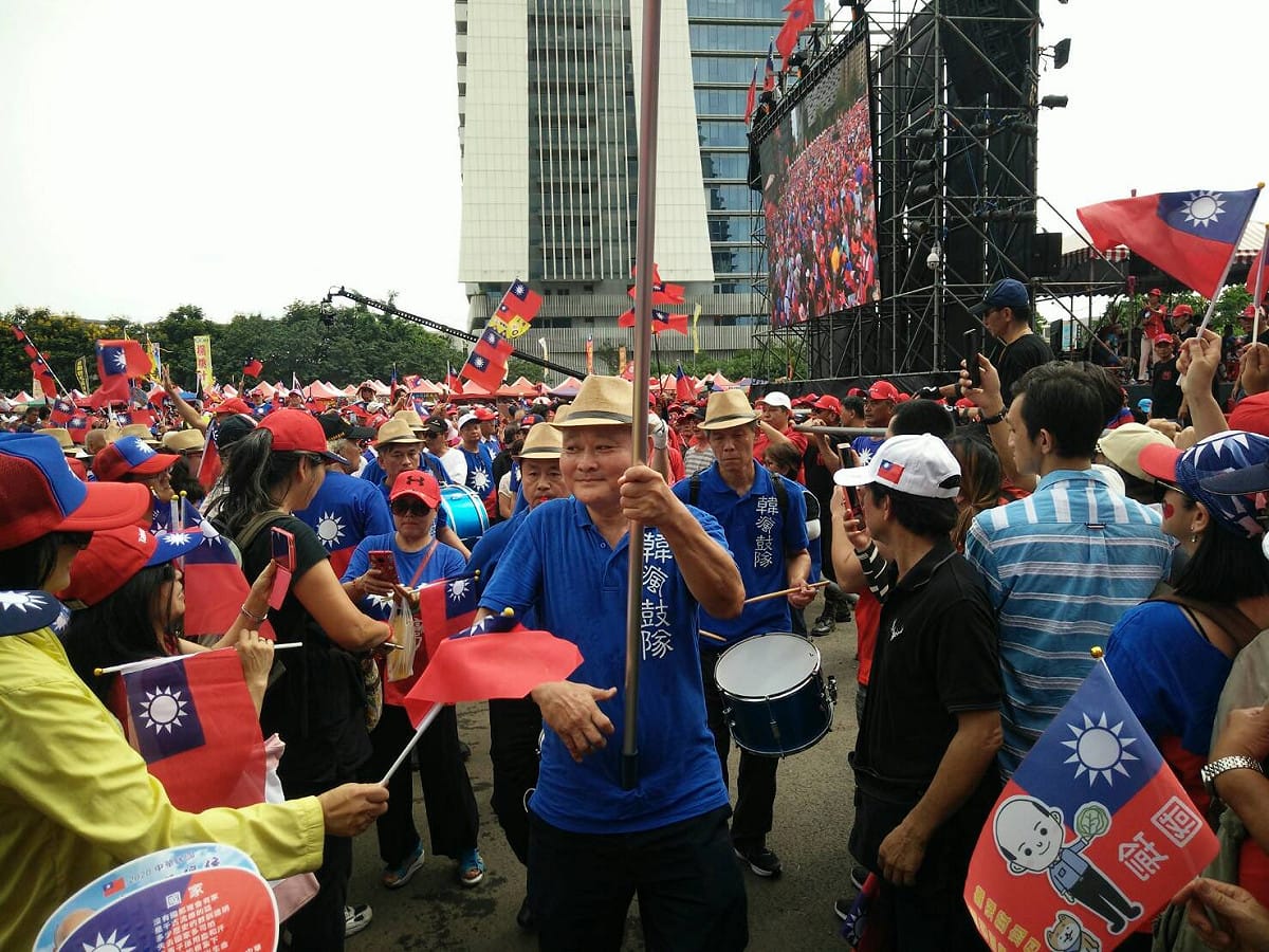 韓粉鼓隊高舉旗幟。 圖：唐復年/攝