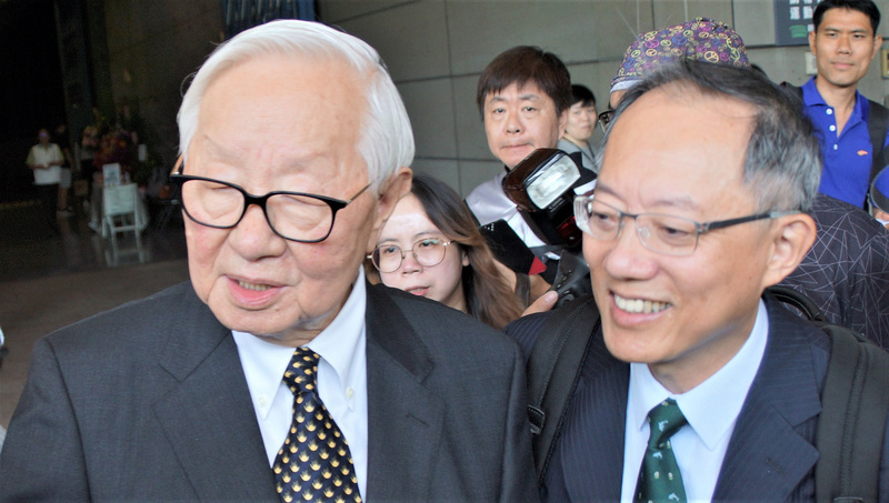 台積電創辦人張忠謀（左）22日出席國立高雄科技大學畢業典禮，面對媒體追問總統選舉挺誰，張忠謀表示，他只支持民選的總統。 圖：中央社