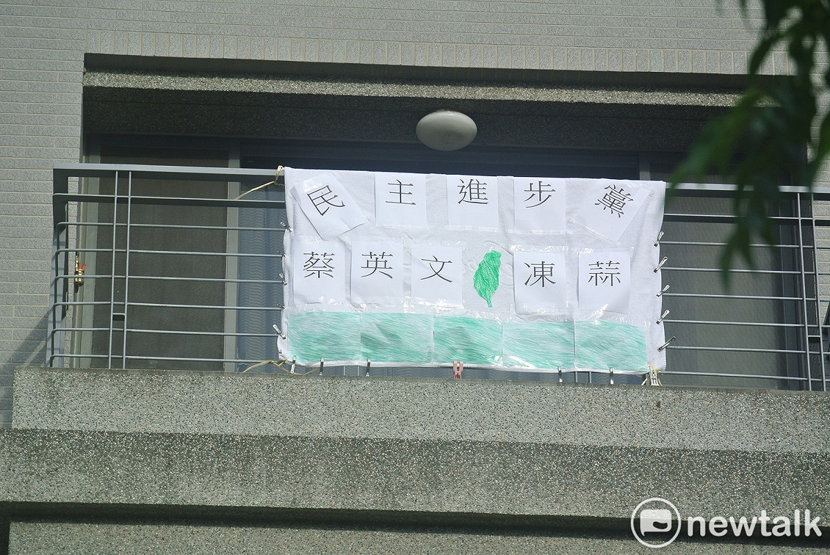 會場對面掛出「蔡英文凍蒜」 圖：唐復年/攝