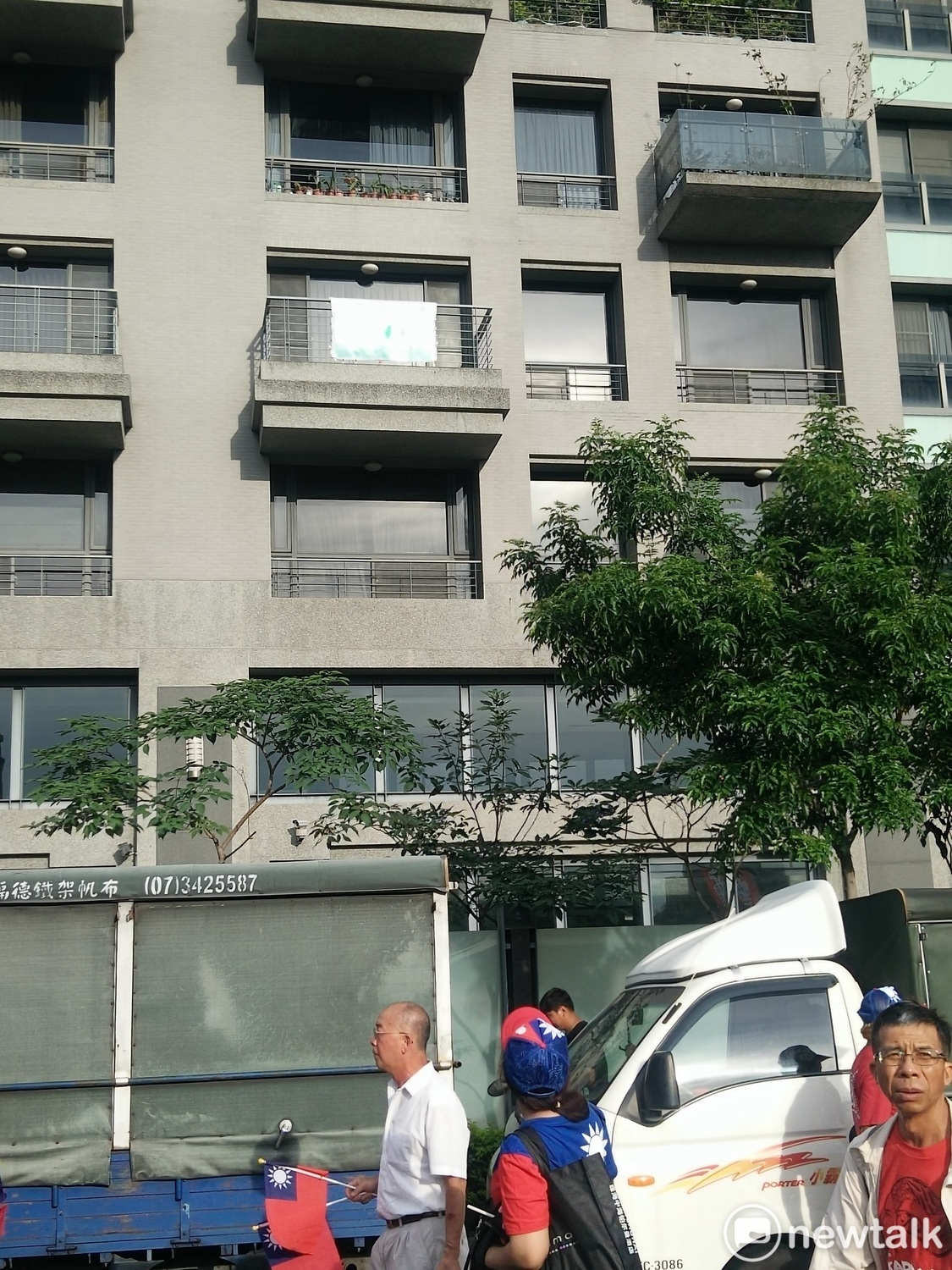 韓粉經過紛紛往上看。 圖：唐復年/攝