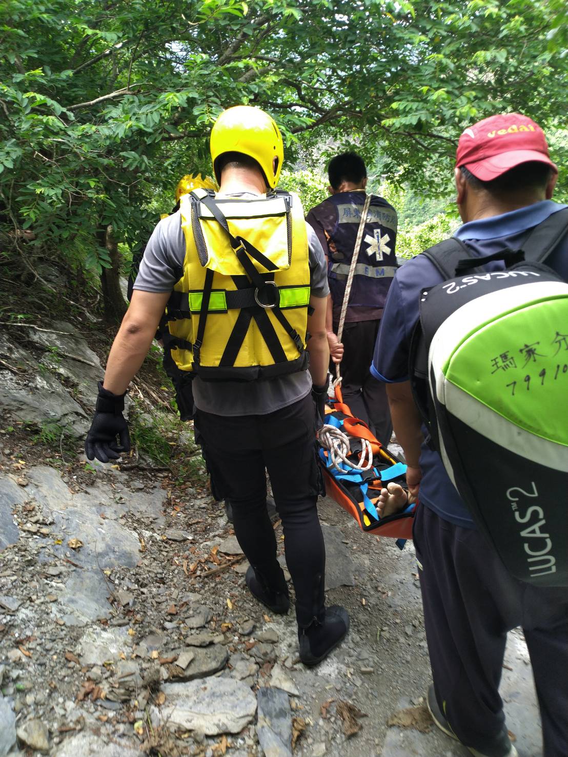 屏東縣霧台鄉神山瀑布22日下午2時許驚傳2名男子溺斃意外。 圖：翻攝自網路