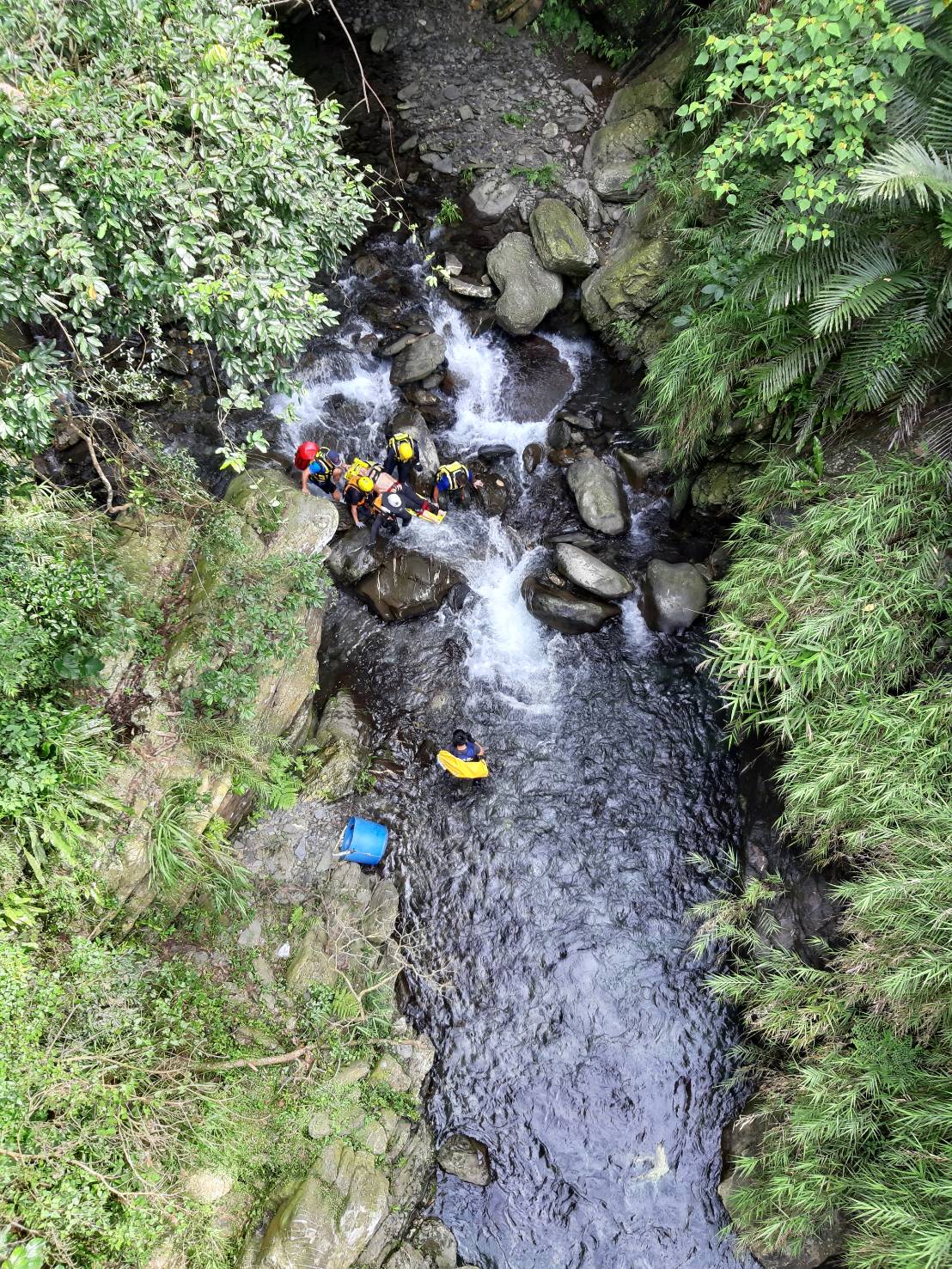 屏東縣霧台鄉神山瀑布22日下午2時許驚傳2名男子溺斃意外。 圖：翻攝自網路