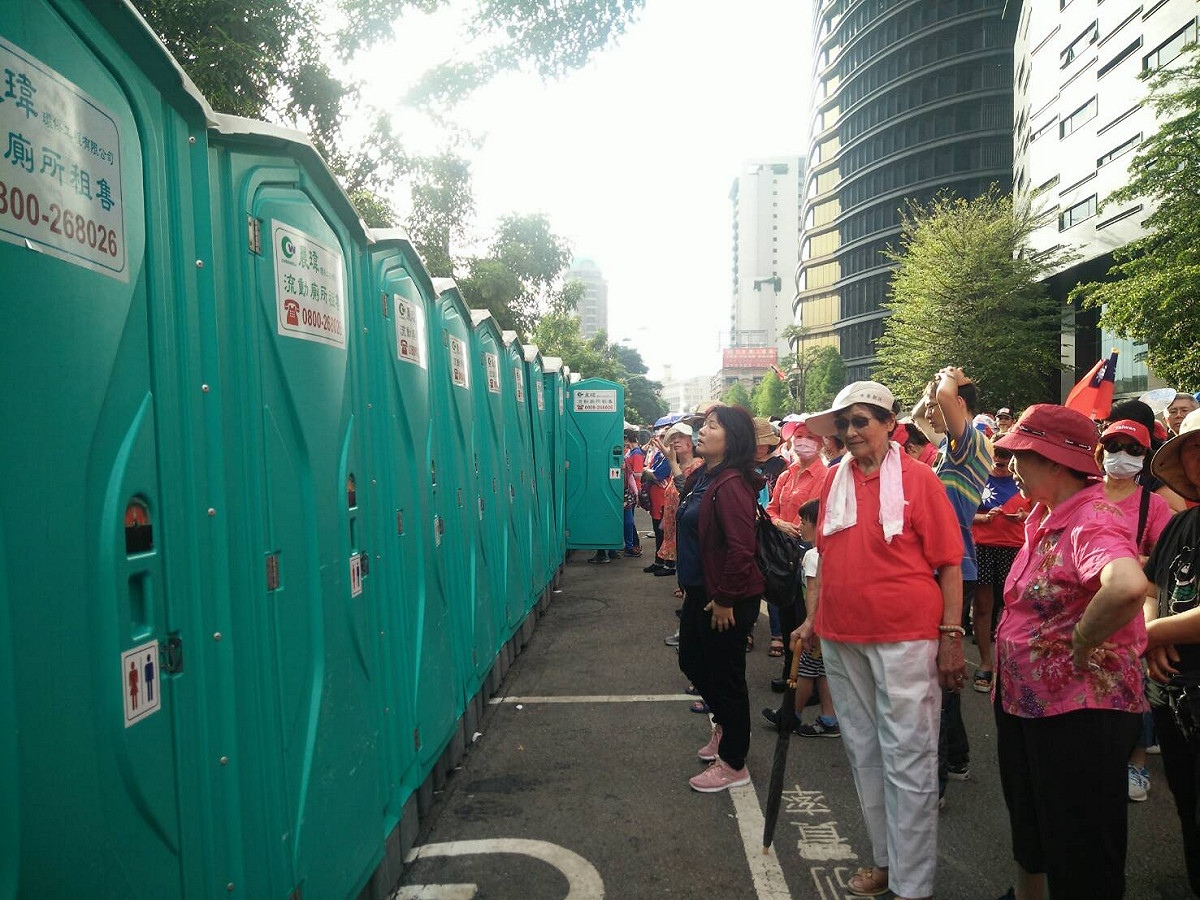 台中挺韓大會主辦單位在會場周邊準備了流動廁所。 圖：唐復年/攝