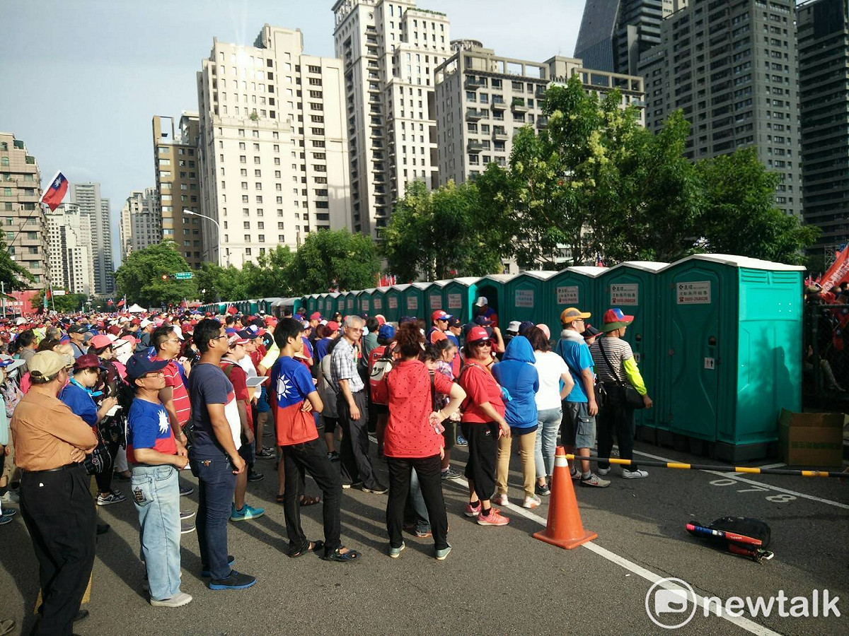 此區的廁所每間都至少有20人以上在排隊。 圖：唐復年/攝