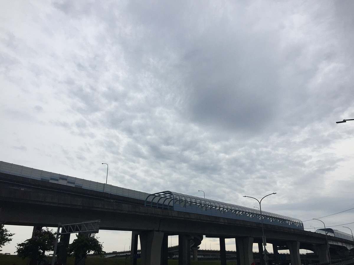 今（11）日南部地區及台東的南端持續容易有短暫陣雨或雷雨，並有局部大雨發生機率，提醒民眾注意 圖：閻芝霖/攝