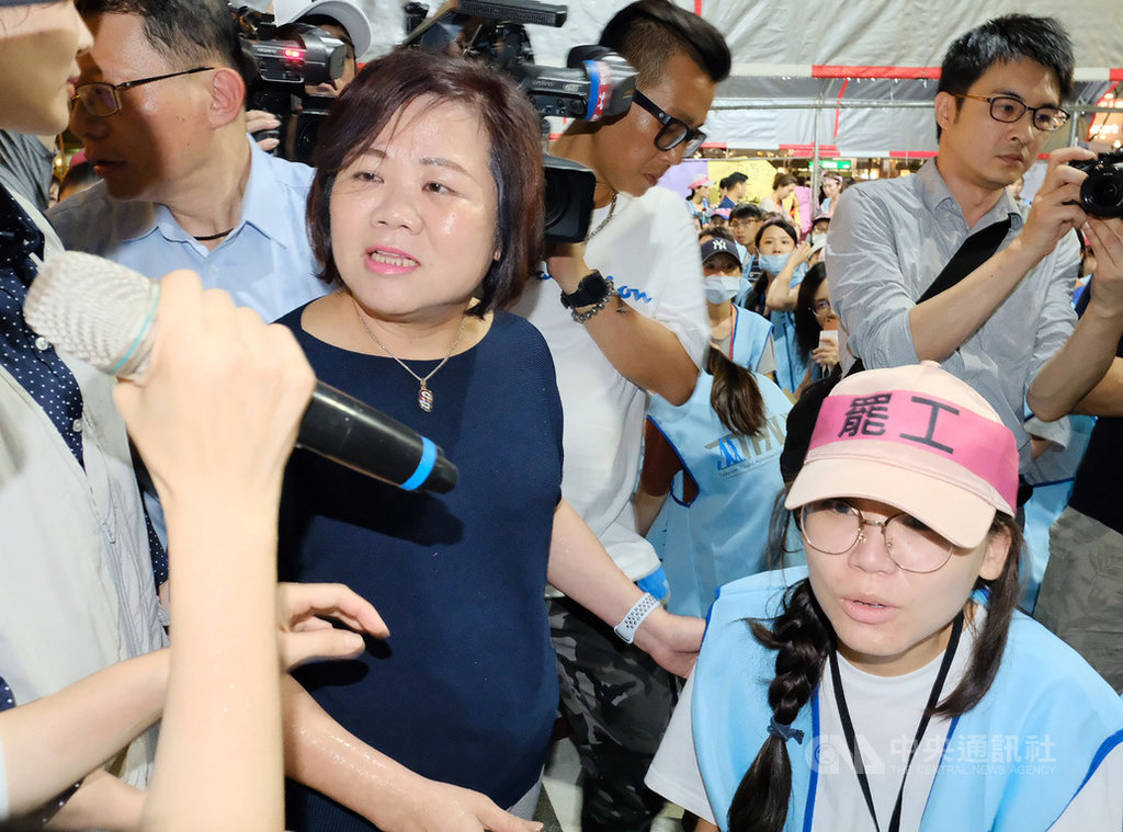 勞動部長許銘春（前右2）22日晚間親自前往長榮航空位於桃園南崁的運航大樓外關心罷工空服員，也盼勞資雙方能早日重返談判桌，讓罷工儘快落幕。 圖/中央社