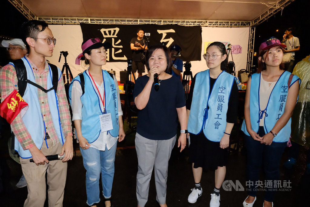 長榮航空空服員自20日下午4時起展開罷工，並於長榮位於桃園南崁的運航大樓外靜坐，勞動部長許銘春（前中）22日晚間前往探視，現場溫情喊話，盼勞資雙方能重返談判桌，讓罷工早日落幕。 圖/中央社