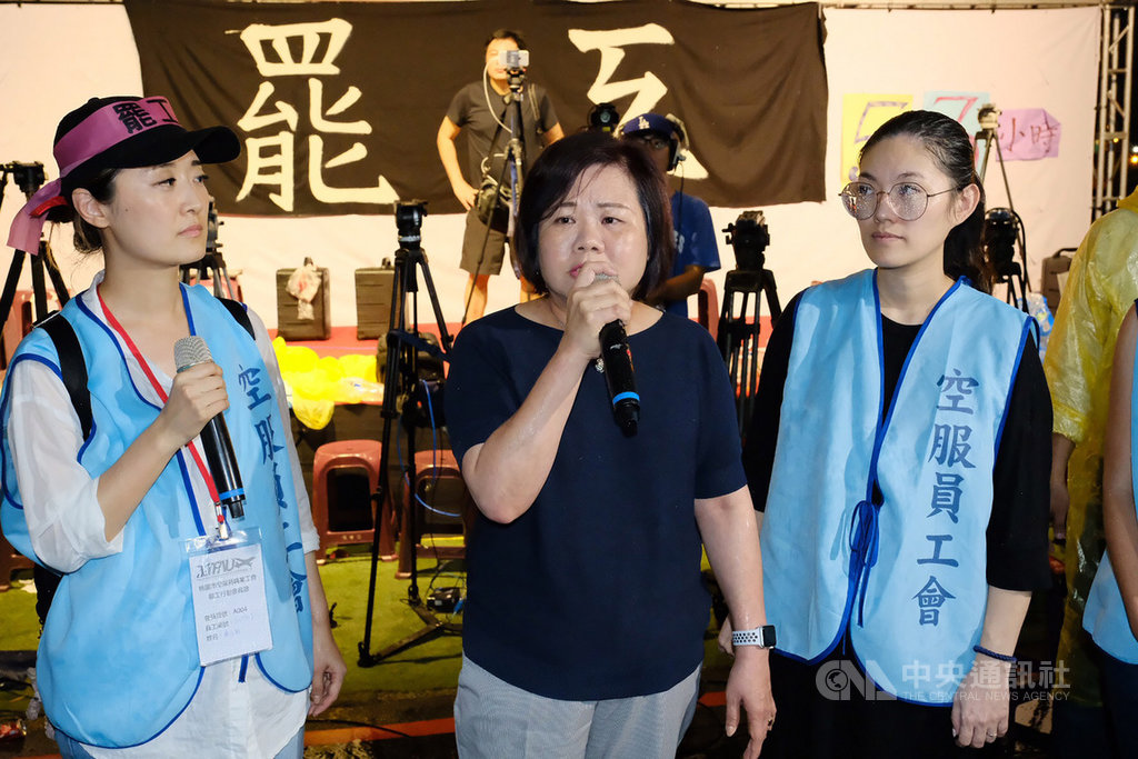 勞動部長許銘春（前中）22日晚間到長榮航空桃園南崁運航大樓外關心持續罷工的空服員，並溫情喊話，盼勞資雙方能儘速重返談判桌協商，化解歧見、尋求共識。 圖/中央社