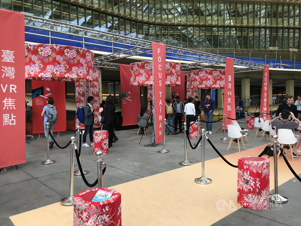 巴黎新影像藝術節2019年以台灣為焦點，除選入多部台灣作品參展，還邀20名台灣新媒體藝術家及數位相關產業人士與會，並在鬧區域設置「台灣焦點VR」體驗區。 圖/中央社