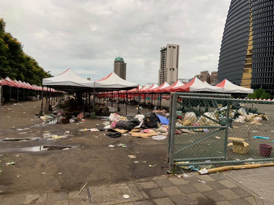 今天早上有民眾路過韓國瑜造勢場地，發現居然有如小山的垃圾堆沒有處理。 圖：翻攝自大台中市政監督聯盟粉專