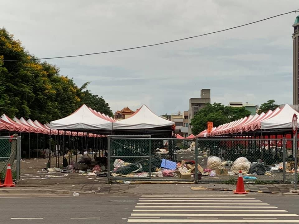 今天早上有民眾路過韓國瑜造勢場地，發現居然有如小山的垃圾堆沒有處理。 圖：翻攝自大台中市政監督聯盟粉專