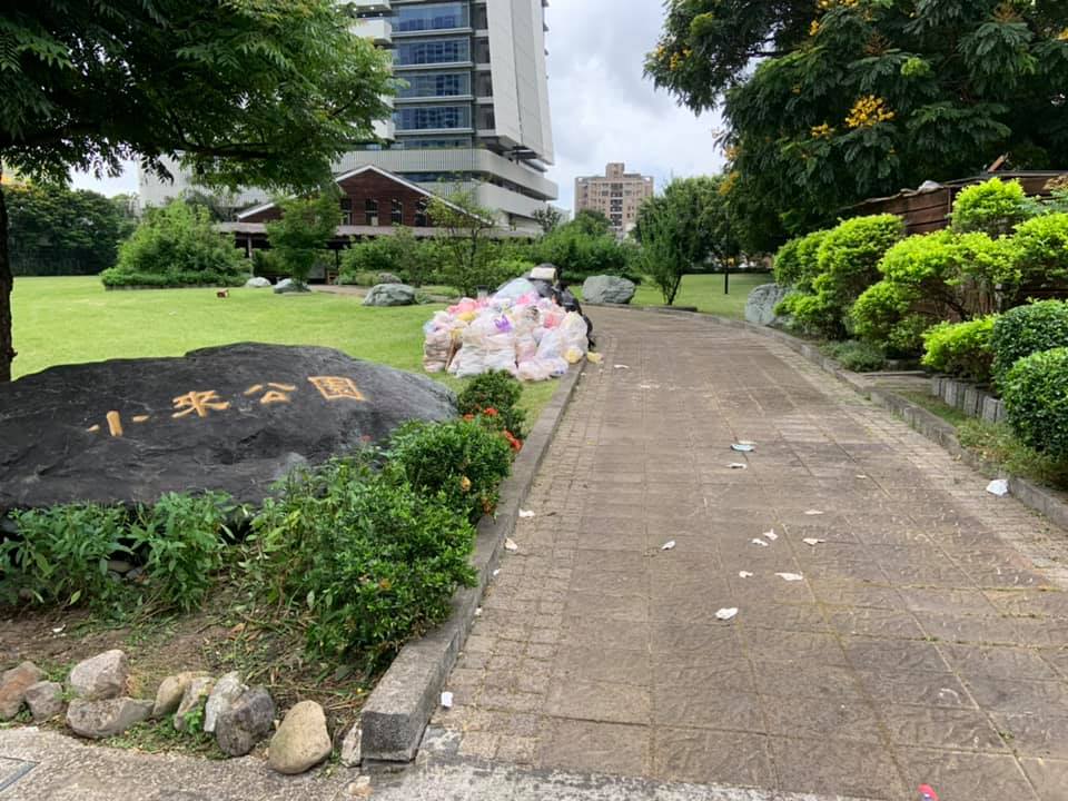 附近的遺址公園小來公園也遭殃，公園內還有遺留許多垃圾。 圖：翻攝自大台中市政監督聯盟粉專