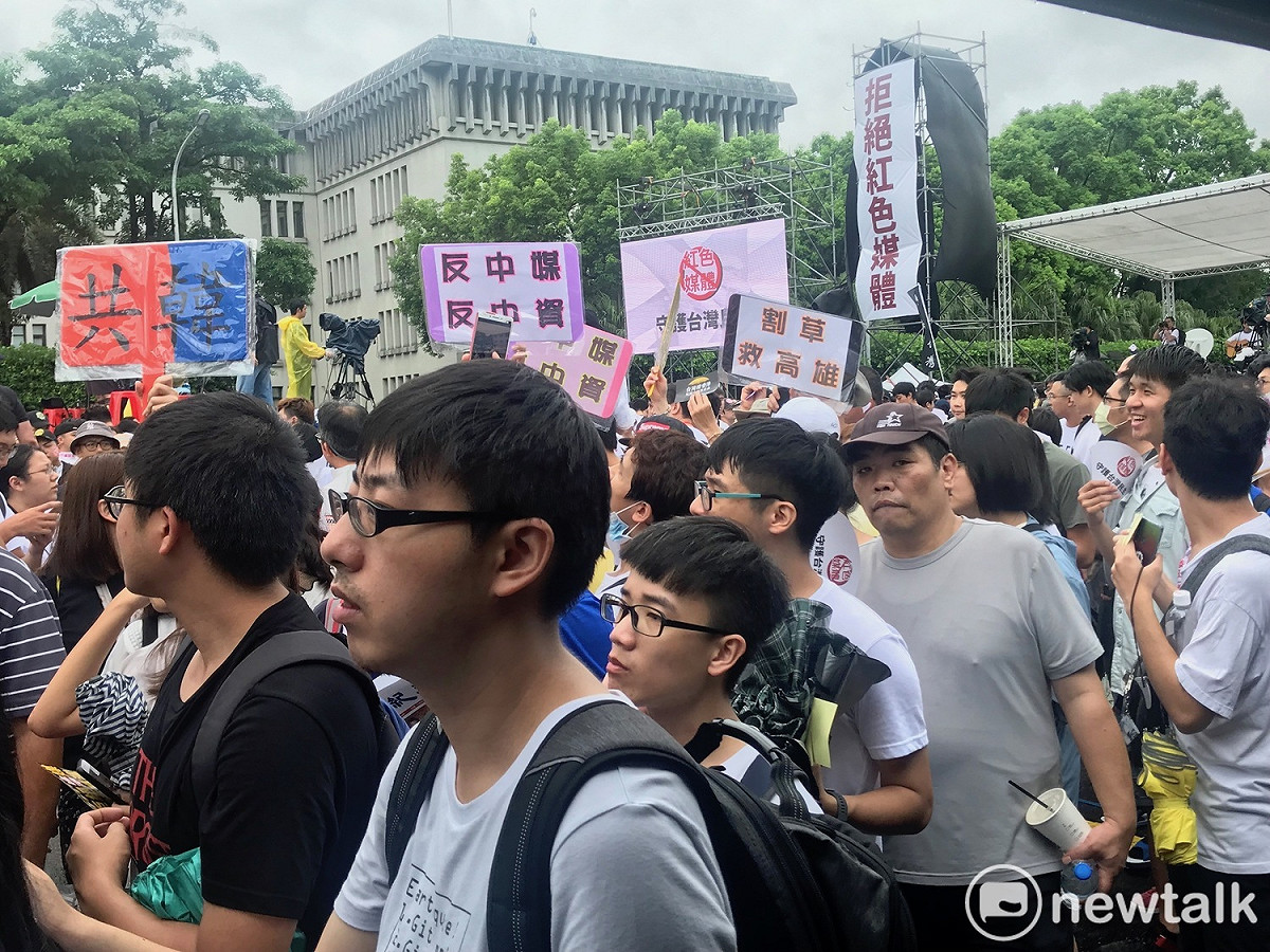 民眾高舉「反中媒、反中資」。 圖：周煊惠 ／攝