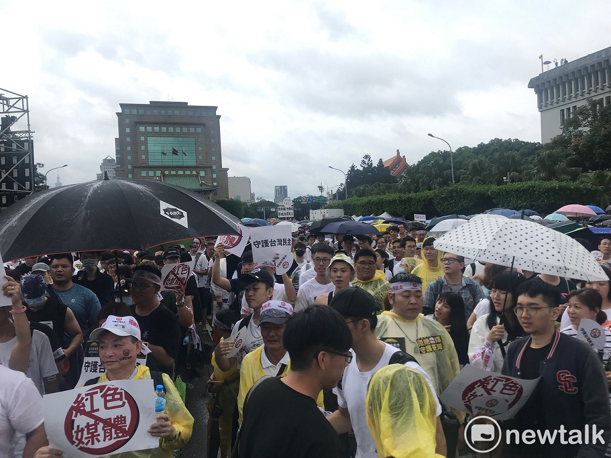 民眾身穿白衣擠爆凱道。 圖：周煊惠 ／攝