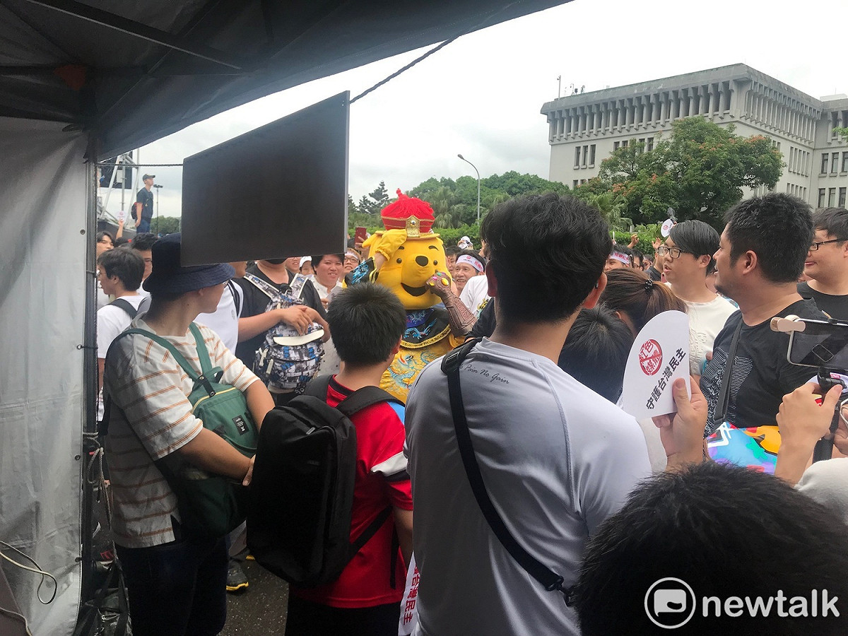 有民眾打扮成習維尼皇帝來參加遊行。 圖：周煊惠 ／攝