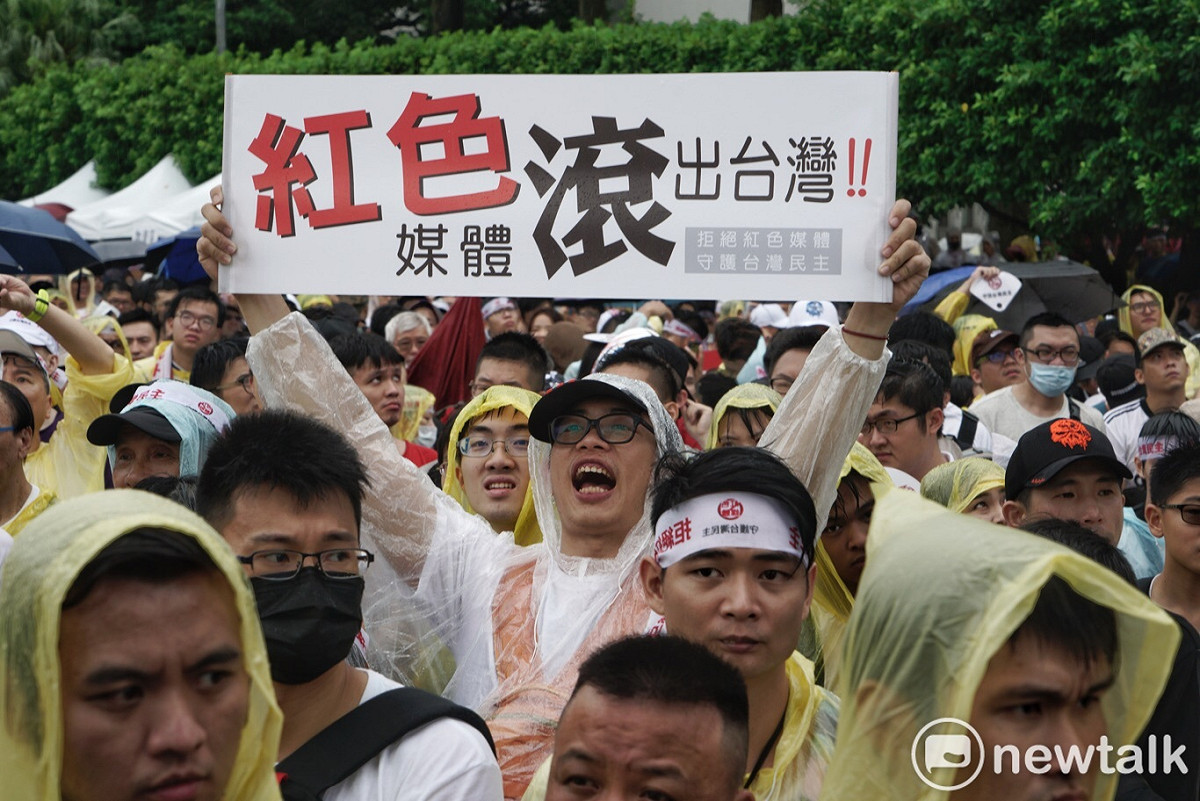 反紅媒遊行，參與者穿著白衣，一同聚集於凱道，大喊「守護台灣民主，紅色媒體滾出去」。 圖：張良一/攝