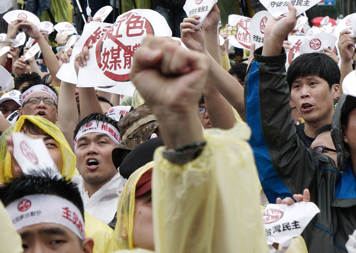 這場反紅媒遊行，民眾大喊「NCC硬起來，立法院快修法」。 圖：張良一/攝