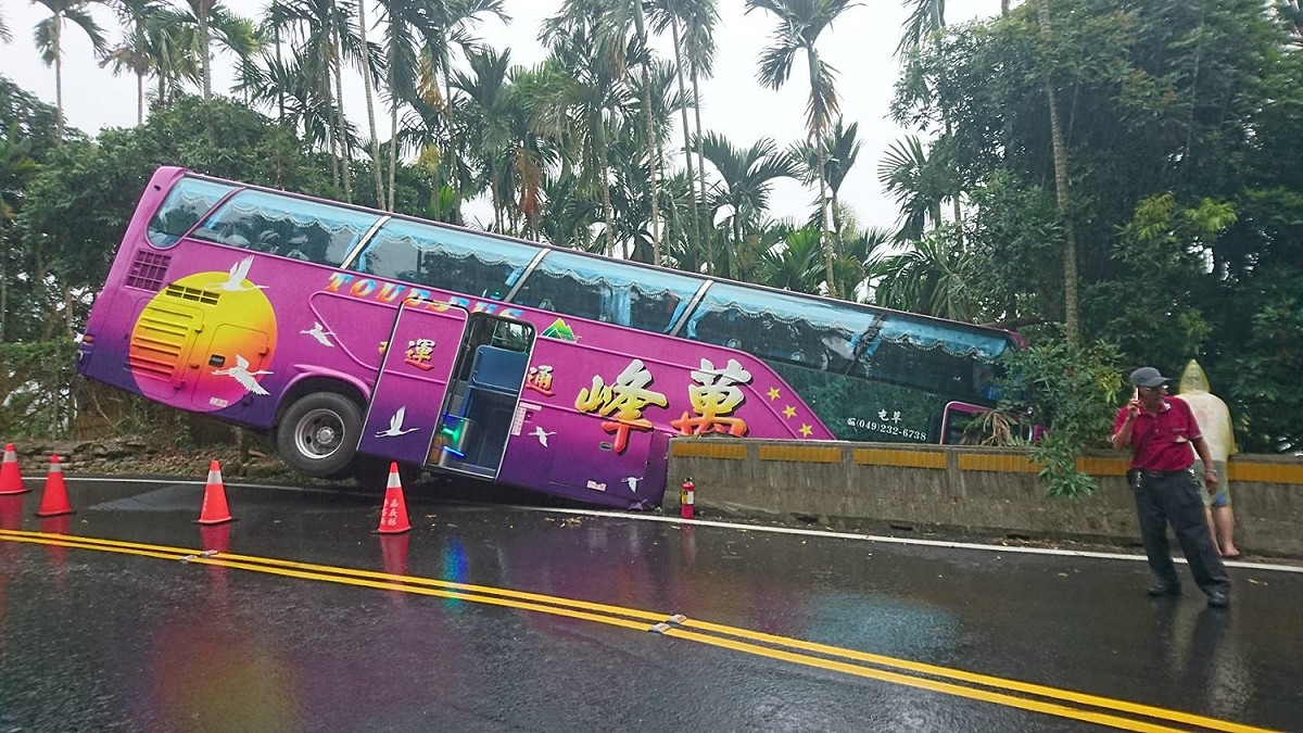 一輛遊覽車今天上午在嘉義縣梅山鄉發生車禍，造成10人受傷。 圖：嘉義縣消防局/提供