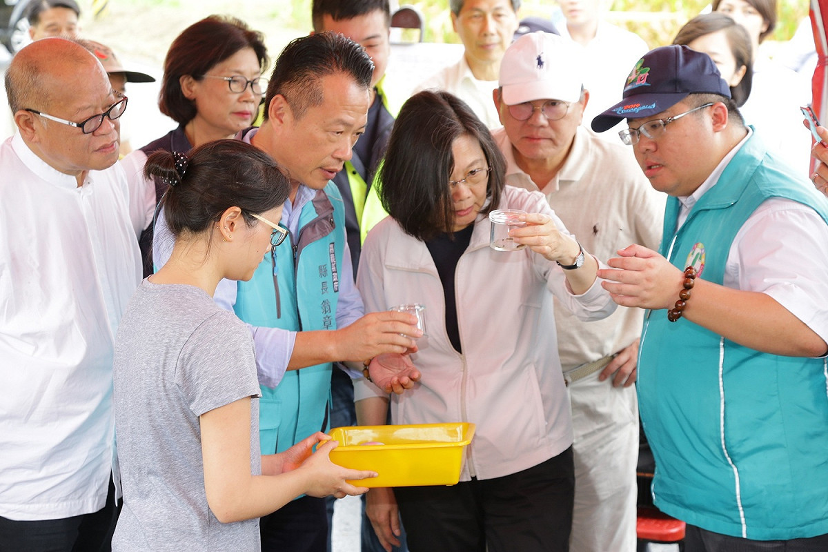 總統蔡英文指出，防疫措施應持續下去，一定要將秋行軍蟲在臺灣的危害降至最小。 圖：嘉義縣政府/提供