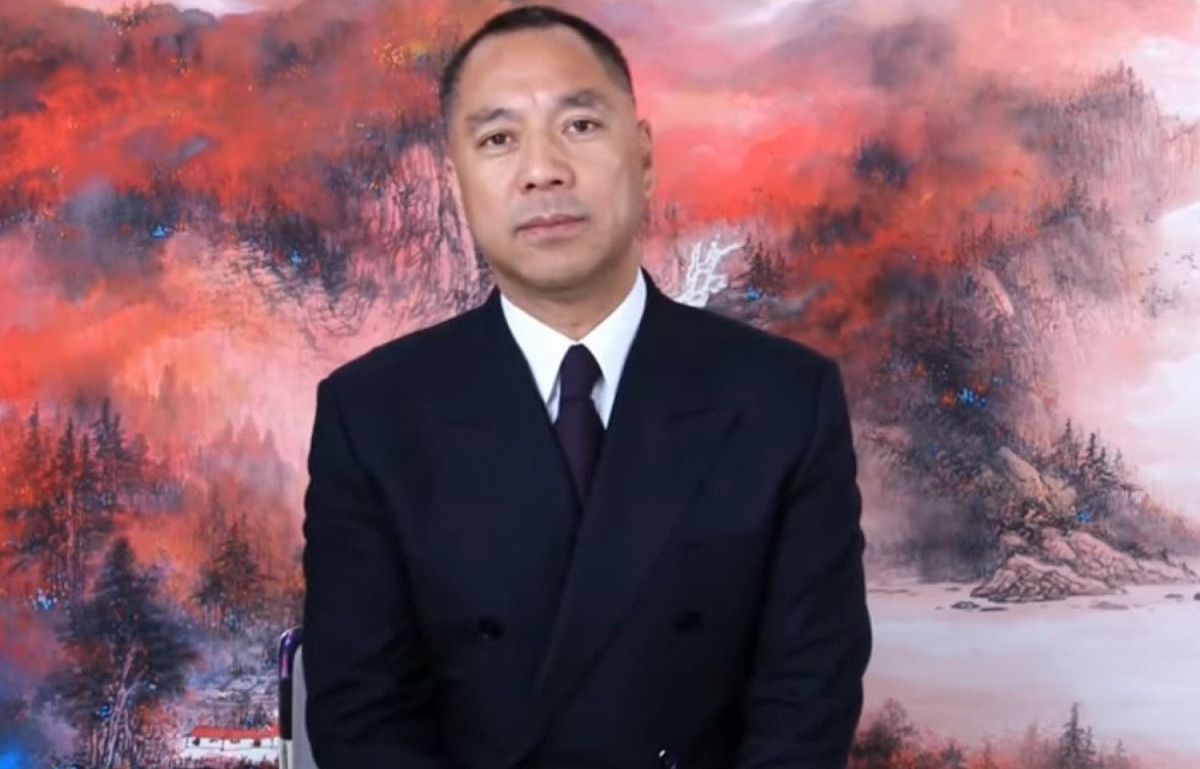 流亡美國的中國商人郭文貴在直播中爆料，有一名美國某政黨的朋友向他透露，美國將制裁身為華為供應商之一的台積電，且還告知下屆台灣總統大選「美國要全面參與」，不排除對付那些傾中的候選人。 圖：翻攝自youtube