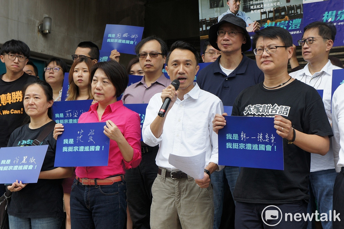 社運工作者（圖右二）楊宗澧宣布參選台中市第五選區立委，挑戰國民黨現任立委沈智慧。 圖：黃建豪/攝