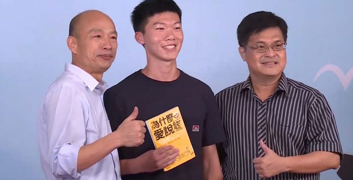 高雄市長韓國瑜（左）今日下午與雄中模範生（中）及雄中校長謝文斌（右）的合照。 圖：翻攝自臉書