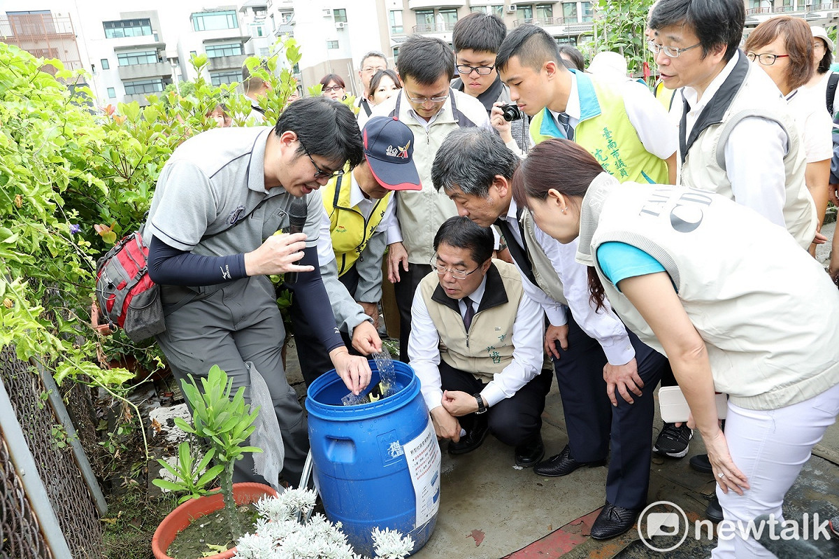 衛福部疾病管制署舉辦第二場高風險農園登革熱防治示範觀摩，邀請南區各縣市政府防疫人員，至台南市共同觀摩優良農園辦理情形。（黃博郎攝） 圖：黃博郎／攝