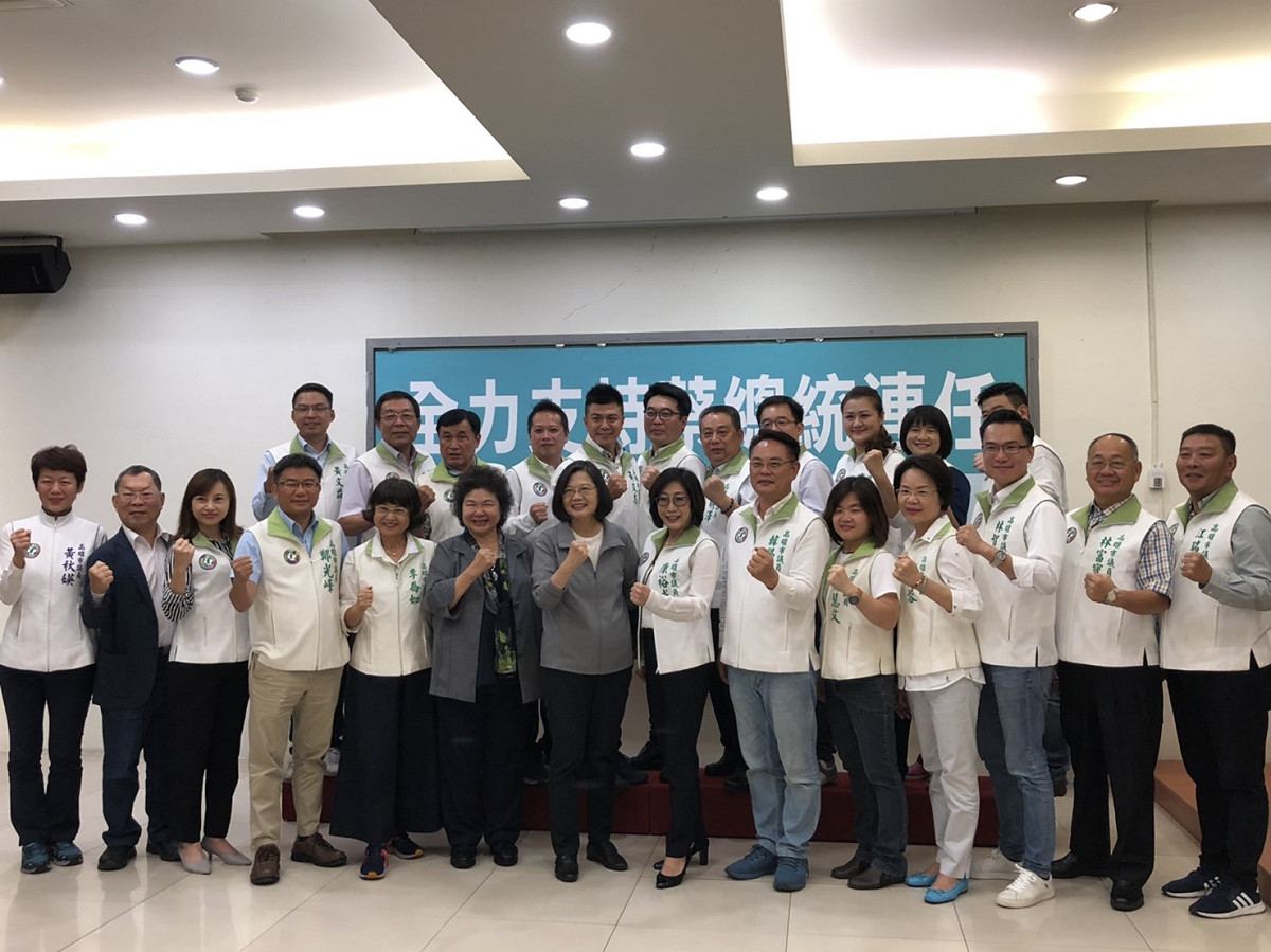 蔡英文（左七）南下與高雄市議員座談。 圖：民進黨高雄市議會黨團／提供