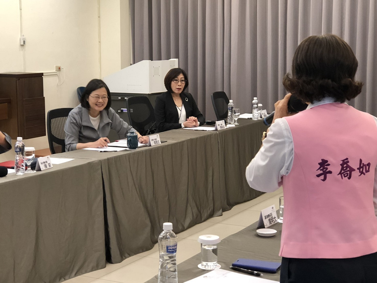 蔡英文（左）微笑聆聽高雄市議員表達意見。 圖：民進黨高雄市議會黨團／提供