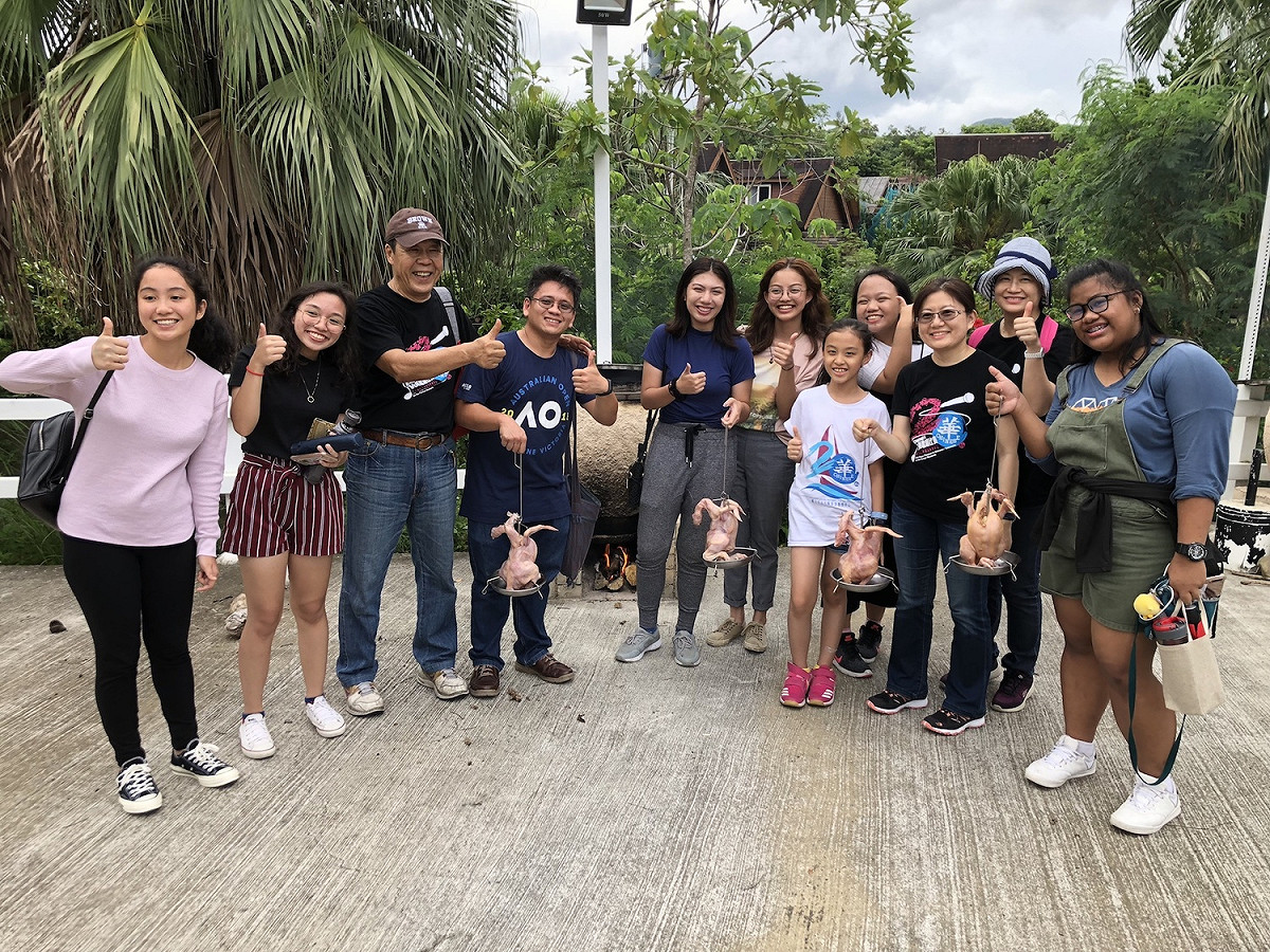 馬尼拉實驗高中生體驗食農教育，了解從產地無毒畜養雞隻到餐桌美食的關係 圖：南仁湖企業提供