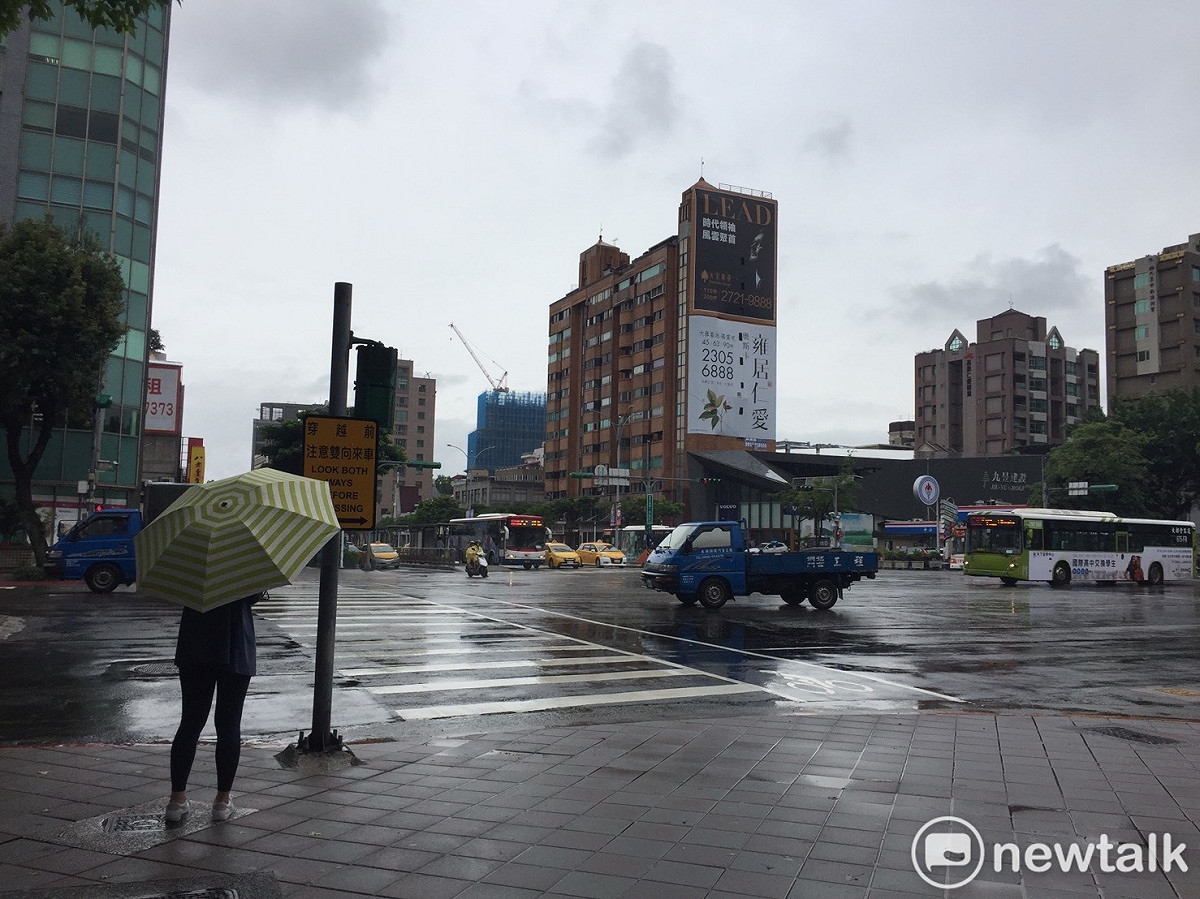 今（25）各地還是都有短暫陣雨甚至雷雨的機會，中央氣象局建議大家外出攜帶雨具備用 圖：閻芝霖／攝