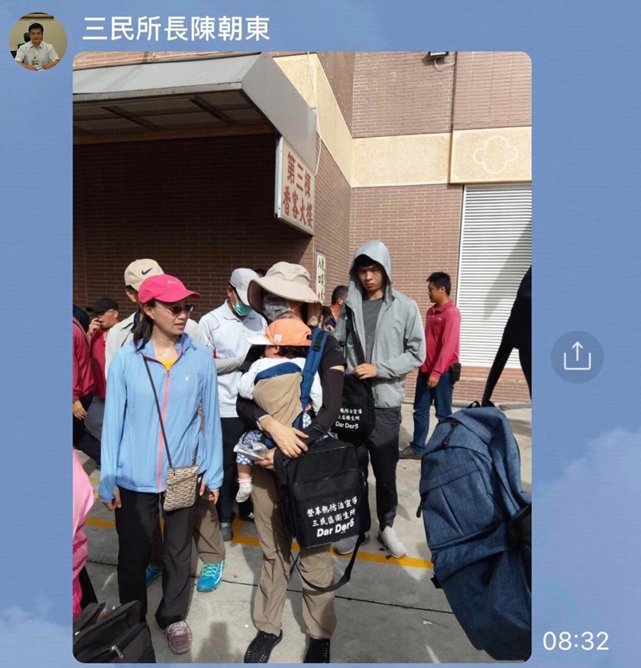 高雄市議員陳慧文貼出基層人員背著幼兒到疫區加班防疫。 圖：取自陳慧文臉書