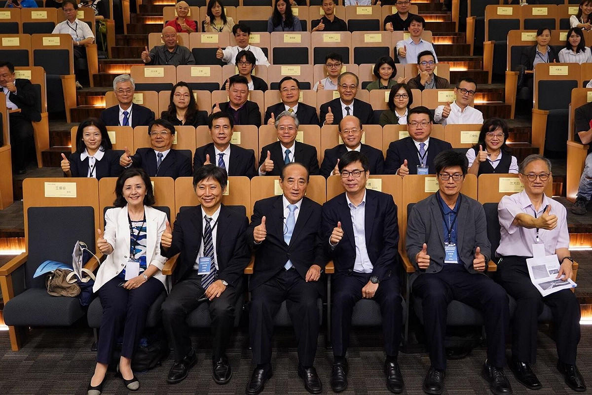 行政院副院長陳其邁（右3）和國民黨總統擬參選人王金平（右４）今（25）天都出席中華科技金融學會2019年會暨會員大會。 圖：王金平辦公室提供