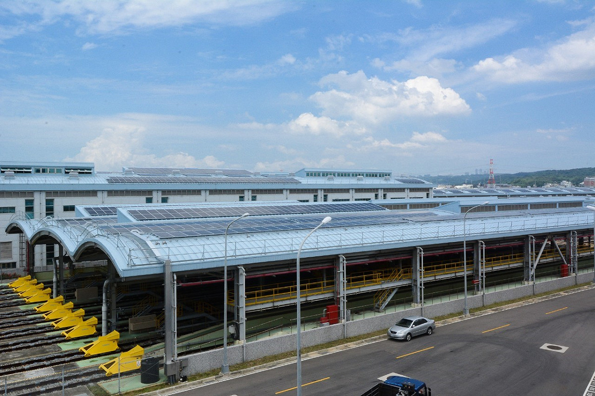 蘆竹機廠屋頂設置太陽能光電，預計年發電量可達204萬度，將為桃捷公司帶來約221萬元的業外收益。 圖：桃園市政府／提供