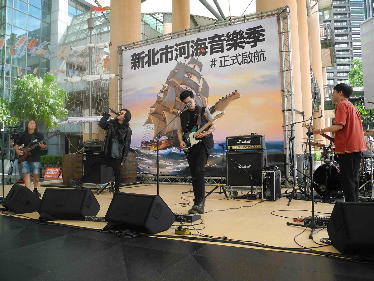 貢寮海祭出身的「麋先生」樂團，在「2019新北市河海音樂季」記者會演出。 圖：王峻昌/攝