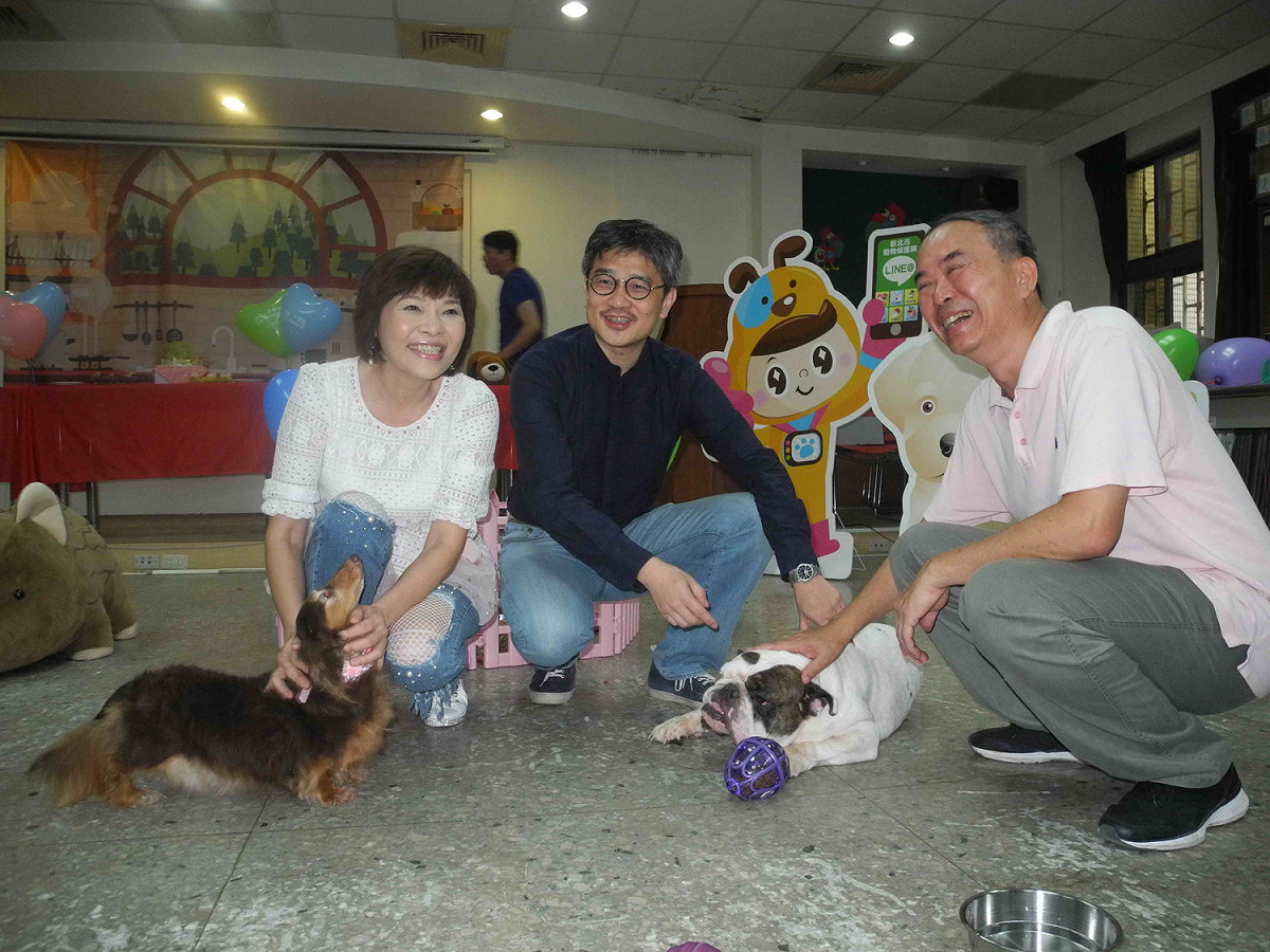 新北市農業局長李玟 (中)調侃動保處長陳淵泉 (右)把愛犬「阿福」養太胖，愛心大使承澐被逗樂，笑聲不斷。  圖：王峻昌/攝