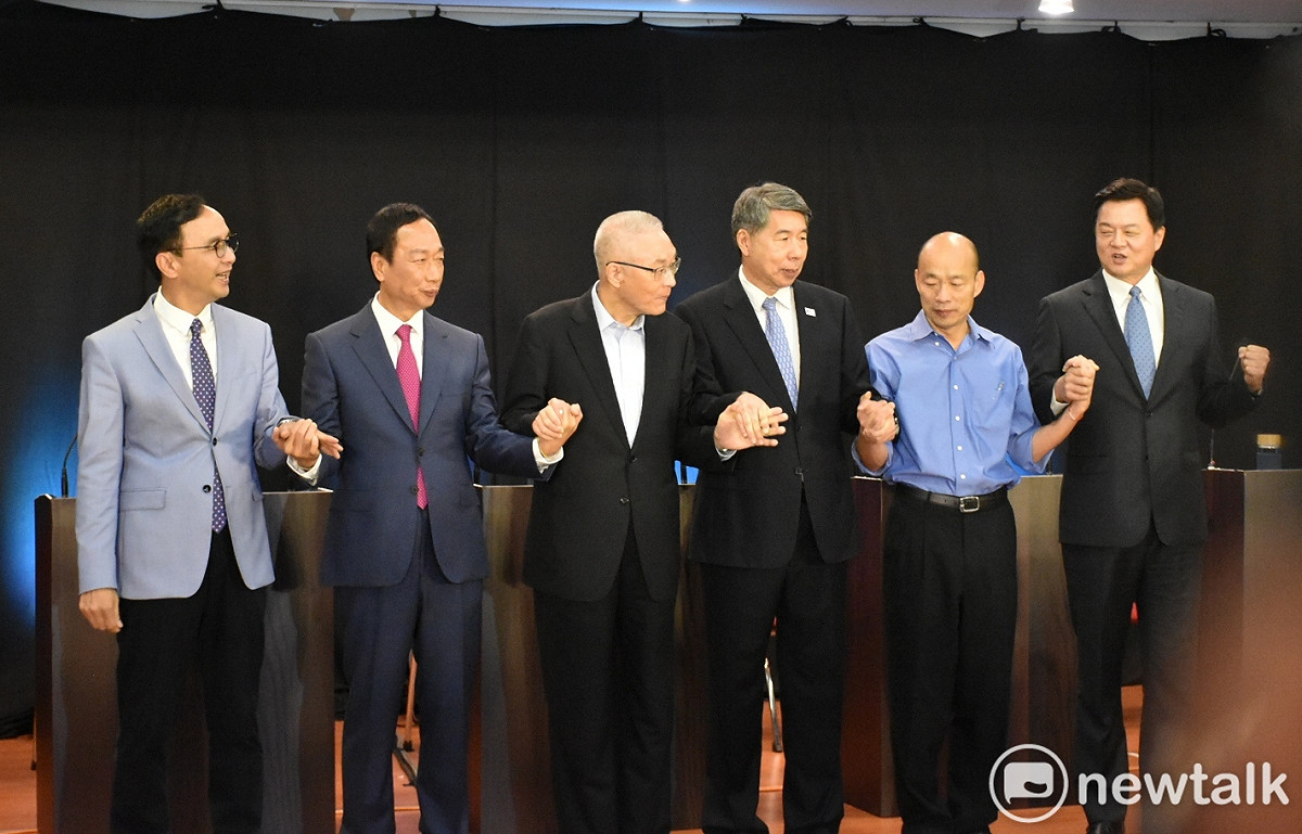國民黨主席敦義(左三)在政見會前與五位參選人握手以示團結。 圖：孫家銘／攝