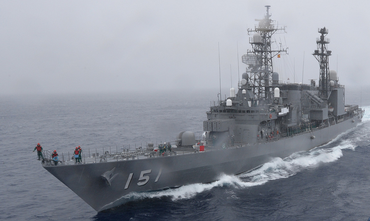 日本朝霧號護衞艦最大速度可達30節，最多可搭載220名官兵，還可以停靠1架海鷹直升機。 圖：翻攝自日本海上防衛隊官網