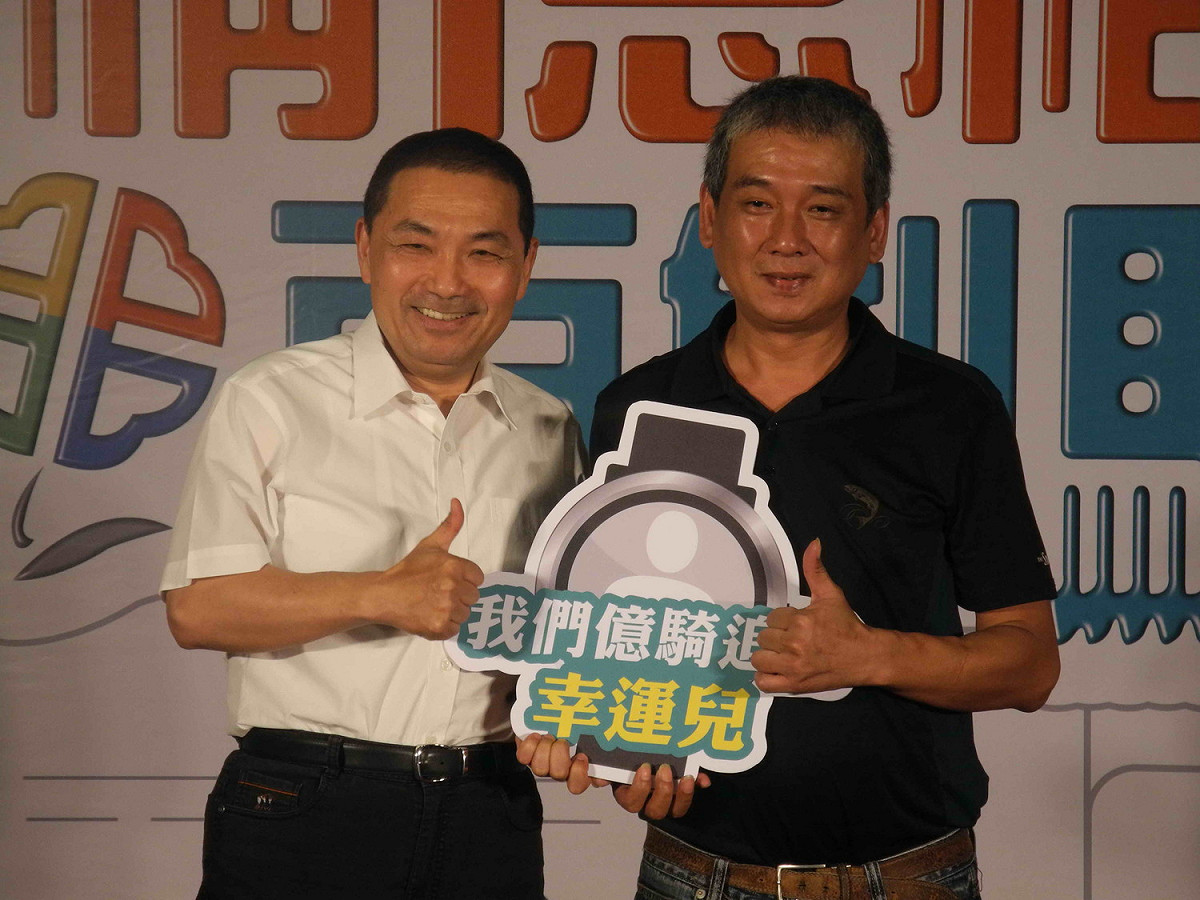侯友宜送市價8990元的Garmin智慧運動手錶，給第1億人次租借 YouBike的江先生。  圖：王峻昌/攝