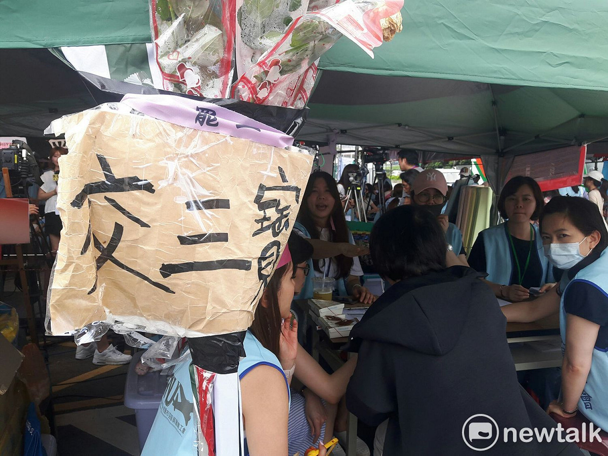 罷工進入第7天，傳出陸續有空服員想取回證件，返回工作崗位。 圖：林昀真／攝
