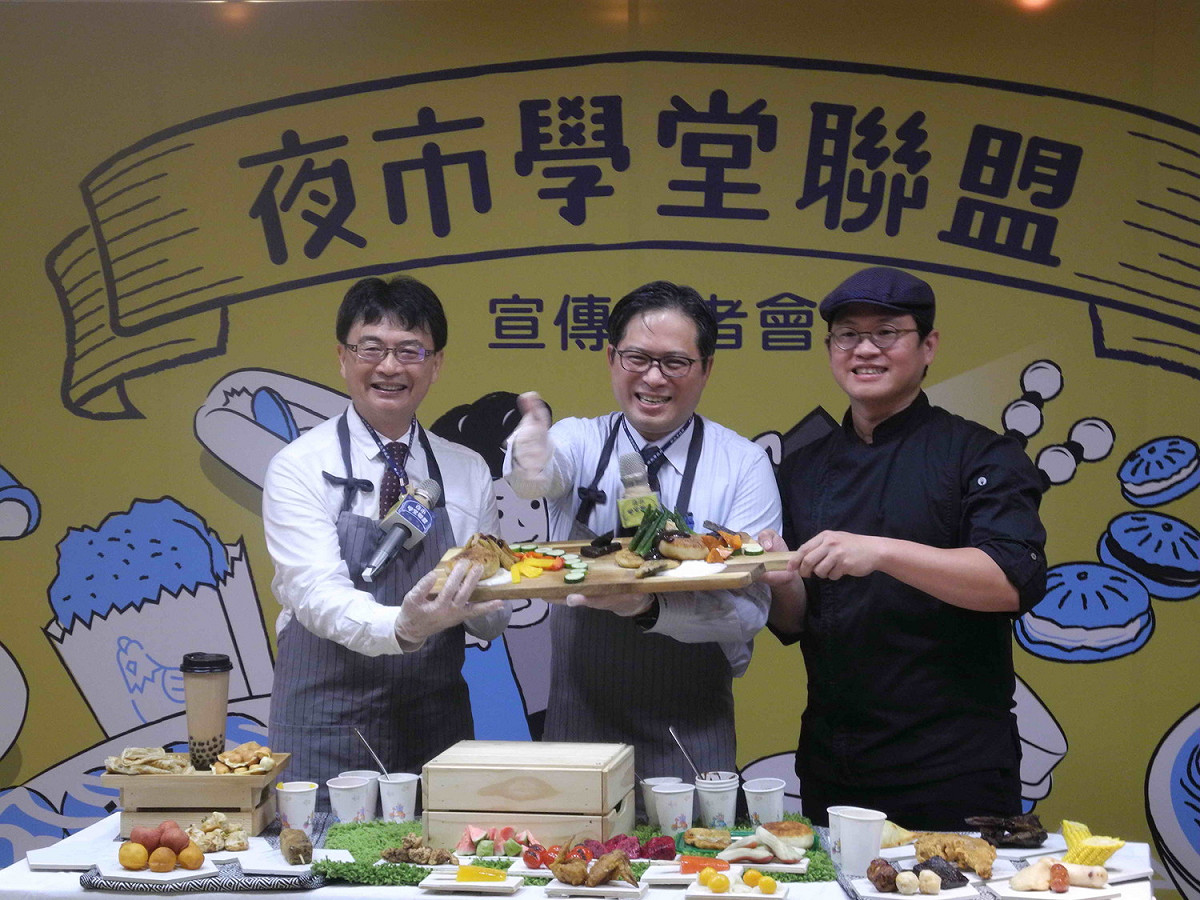 新北市副市長吳明機（左二）、資策會所長蔡義昌（左一）體驗製作夜市美食創意料理，香氣四溢。  圖：王峻昌/攝