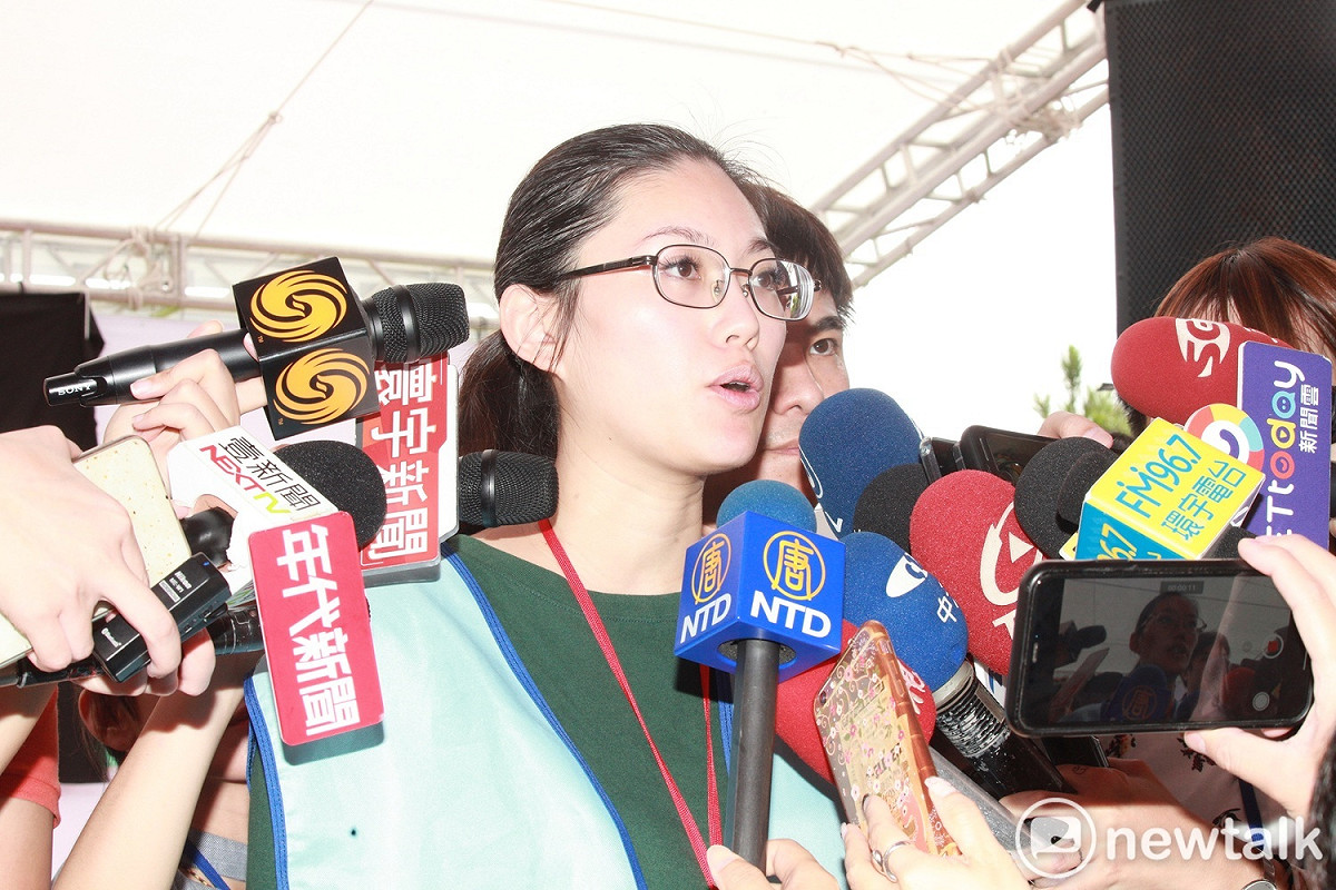 工會代表李瀅表示，護照是由空服員簽同意書委由工會代管，認為長榮公司幫有意回去服勤的空服員代辦新護照是違法行為。 圖：林昀真／攝