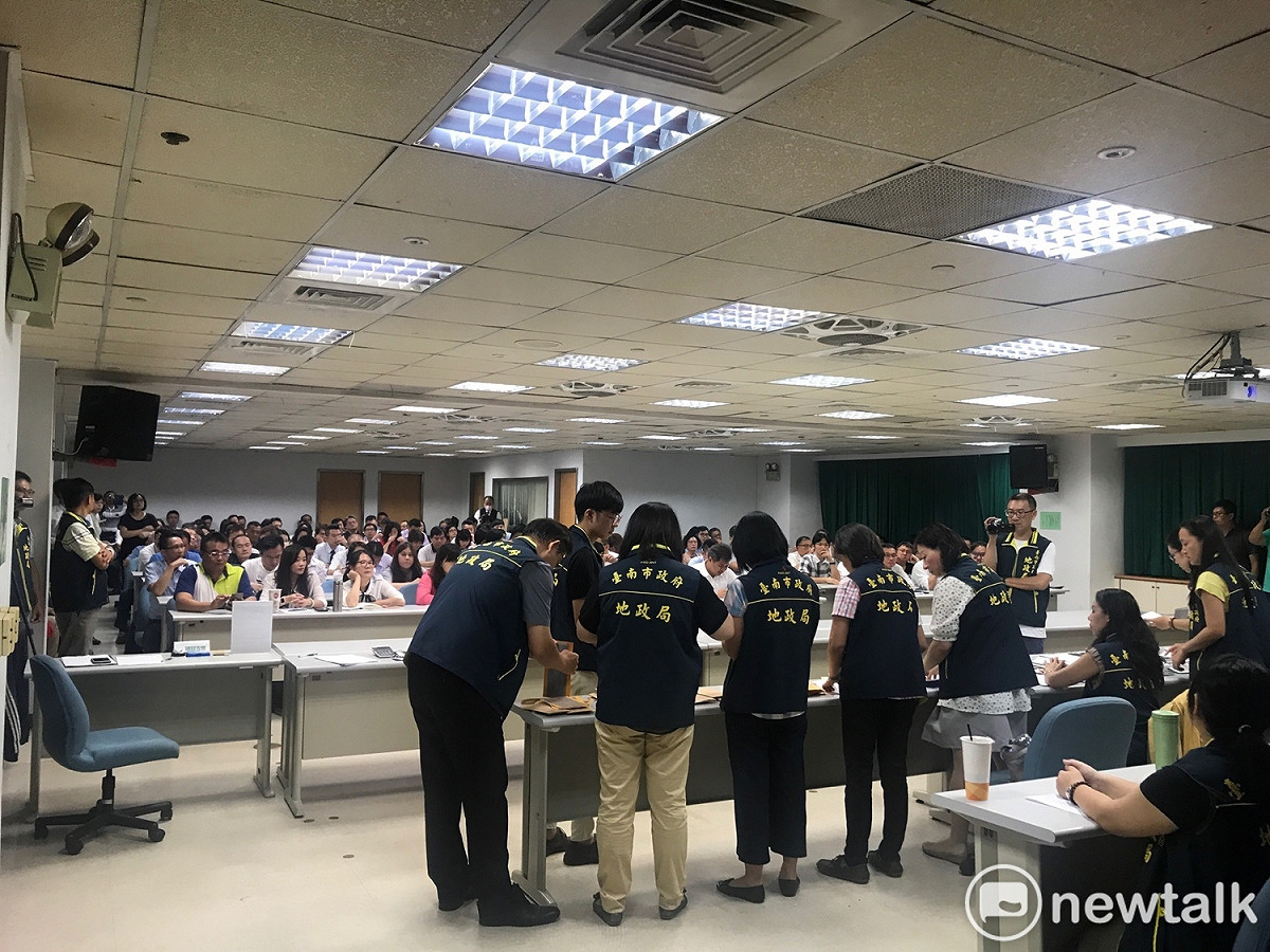 台南市政府2019年度第1次開發區土地聯合標售，今日完成開標作業，共計18標，底價約94億元，結果揮出全壘打，土地全部標出，總價達到109億元。 圖：黃博郎／攝