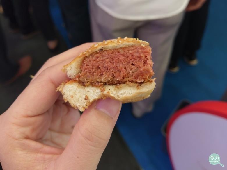 以超越肉品所製造的擬真素肉從外觀色澤、口感、肌理纖維到風味與真實的肉品極為相似。 圖：食力