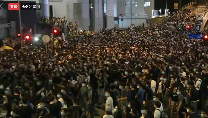 香港泛民主派團體民間人權陣線今晚8點發起「G20 Free Hong Kong集會」，吸引近萬人集結現場。 圖：翻攝香港電台視像新聞臉書直播