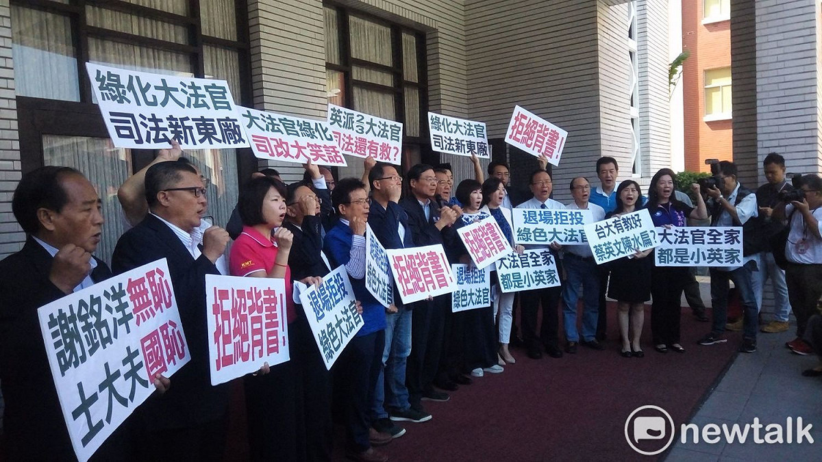 國民黨團拒絕進入立院議場，行使大法官同意權案投票。 圖：黃建豪/攝