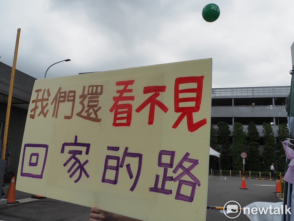 工會會員製作大字報，向長榮公司喊話希望勞資雙方盡快重啟協商。 圖：林昀真/攝