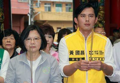 對於黃國昌否認「禮讓」說，綠黨的桃園市議員王浩宇「翻舊帳」PO出3張老照片。 圖：翻攝王浩宇臉書